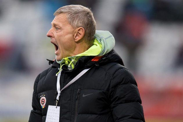 Trenér Sparty Praha Zdeněk Ščasný během utkání 21. kola Synot ligy v Olomouci.