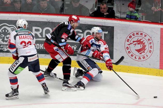 Druhý zápas čtvrtfinále play off mezi Třincem a Pardubicemi nabídl opět bojovný hokej. Třinecký David Musil se snaží prosadit proti pardubické přesile (vlevo Rostislav Marosz, vpravo Marek Trončinský).