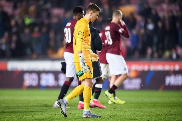 Smutek a rozčarování na Letné. Brankář Sparty Milan Heča po prohraném utkání s Libercem.