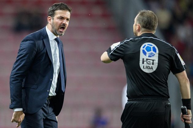 Trenér Sparty Praha Andrea Stramaccioni v hádce s rozhodčím během utkání s Plzní.