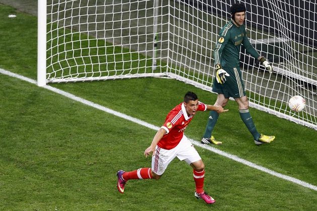 Oscar Cardozo z Benfiky se raduje z gólu do sítě Petra Čecha ve finále Evropské ligy. Jenže radost byla předčasná. Rozhodčí gól kvůli ofsajdu neuznal.