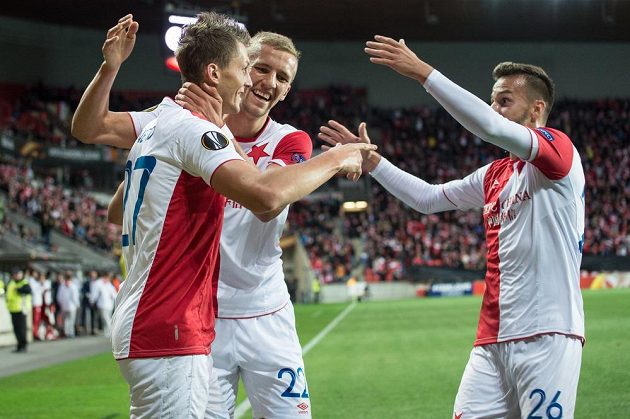 Fotbalisté Jakub Hromada (vpravo) a Tomáš Souček gratulují Tomáši Necidovi ke vstřelené brance.