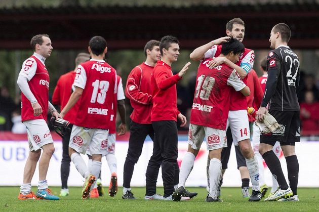 Pardubicčtí fotbalisté slaví vítězství nad Spartou. S číslem 19 se raduje i střelec jediného gólu Kim Te-won.