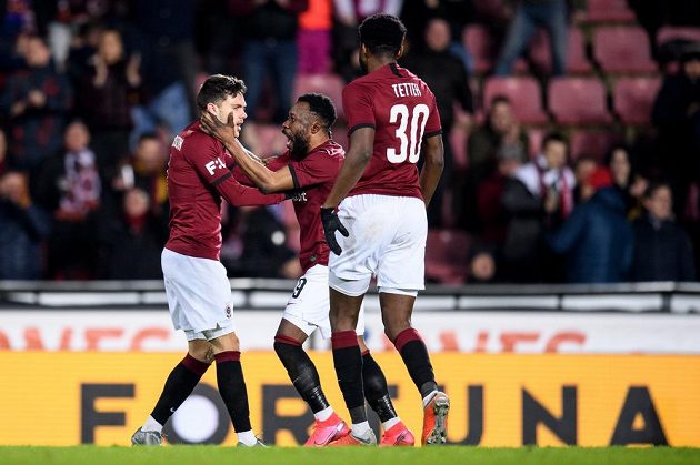 Fotbalisté Sparty Praha David Moberg Karlsson (vlevo), Guélor Kanga a Benjamin Tetteh oslavují gól proti Zlínu.