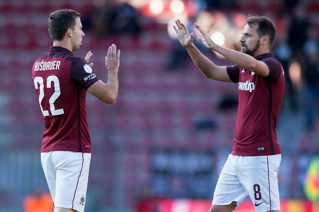 Josef Hušbauer (vlevo) a Marek Matějovský oslavují první gól během utkání 7. kola Synot ligy proti Olomouci.