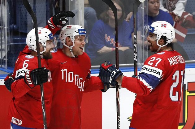 Nor Tobias Lindström (uprostřed) se raduje z gólu proti Lotyšsku. Na snímku se spoluhráči Jonasem Holosem (vlevo) a Andreasem Martinsenem.
