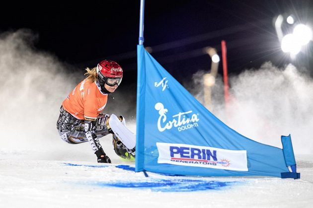 Snowboardistka Ester Ledecká v osmifinále paralelního slalomu Světového poháru v italské Cortině.
