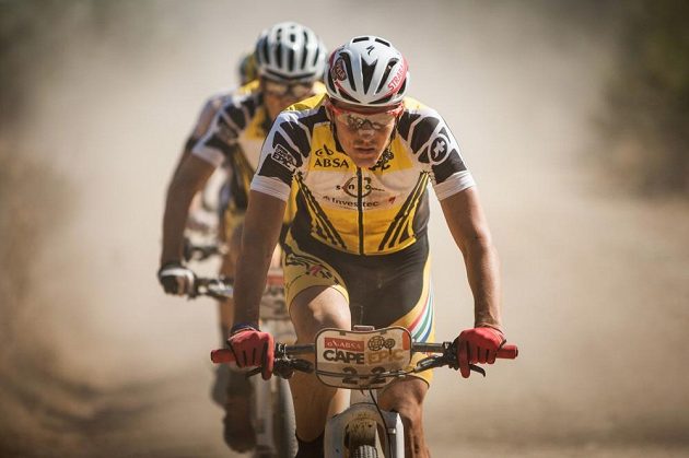Jaroslav Kulhavý na čele startovního pole při páteční etapě Cape Epic.