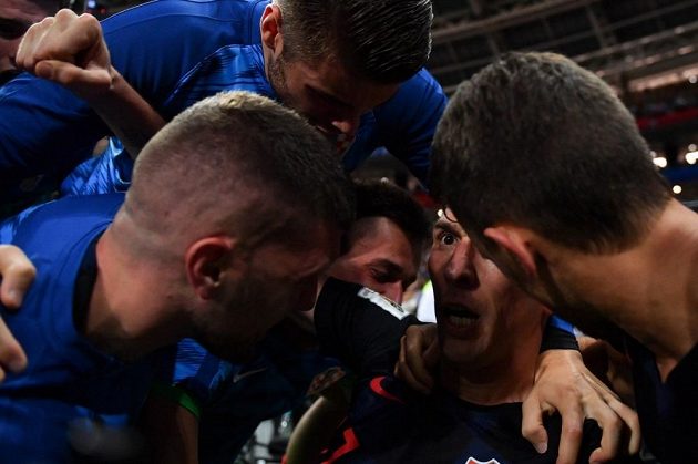 Jako kdyby nevěřil, že právě skóroval. Mario Mandžukič v obležení radujících se spoluhráčů.