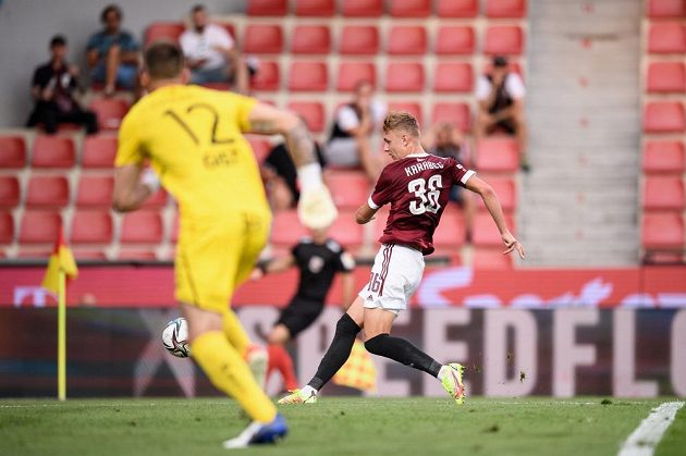 Adam Karabec ze Sparty Praha a jeho gólová šance během utkání 5. kola Fortuna ligy.