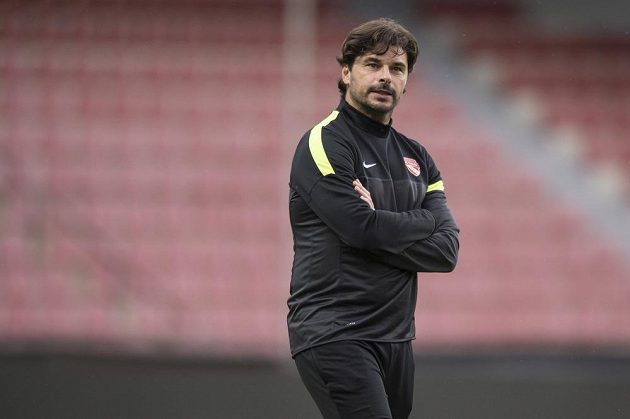 Trenér Thunu Ciriaco Sforza během tréninku před úvodním duelem play off Evropské ligy se Spartou.