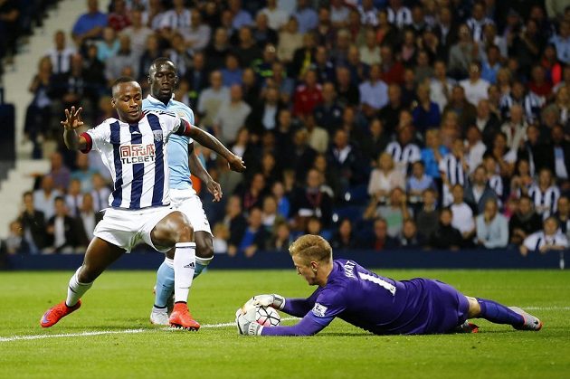 Tuhle střelu fotbalisty West Bromwiche Saida Berahina (vlevo) brankář Manchesteru City Joe Hart zlikvidoval.