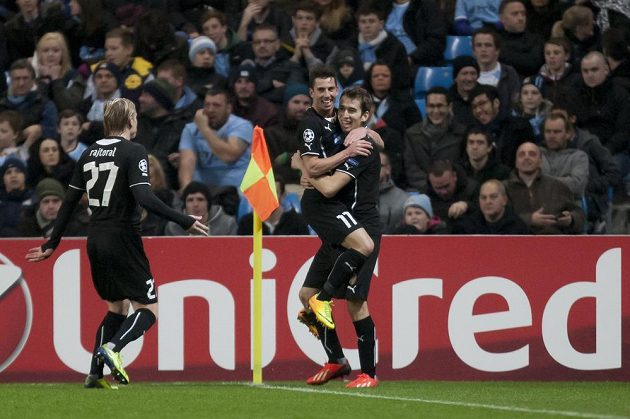 Plzeňský záložník Tomáš Hořava (zcela vpravo) slaví se spoluhráčem Milanem Petrželou vyrovnávací gól na hřišti Manchesteru City. Vlevo k nim přibíhá František Rajtoral.