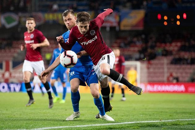 Michal Sáček ze Sparty Praha a Radim Breite ze Slovanu Liberec v souboji během utkání nadstavby Fortuna ligy ve skupině o titul.