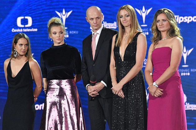 Fedcupový tým, který vyhrál v kategorii družstev. Zleva Barbora Strýcová, Kateřina Siniaková, kapitán Petr Pála, Petra Kvitová a Barbora Krejčíková
