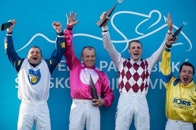 Žokejská euforie. Zleva vítěz 125. Velké pardubické Marek Stromský, druhý Pavel Kašný, třetí Josef Bartoš a čtvrtý Jan Faltejsek.
