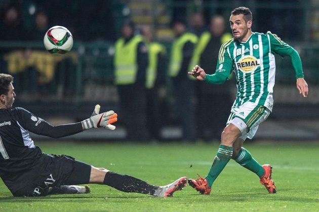 Rafael Acosta z Bohemians Praha 1905 překonává brankáře Baníku Jiřího Pavlenku.