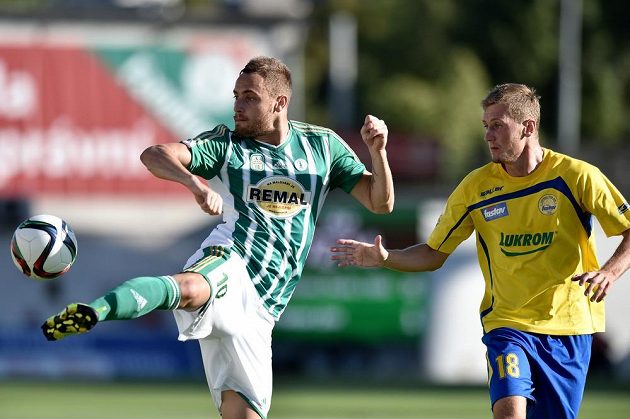 Fotbalista Bohemians 1905 Matúš Mikuš a Tomáš Hájek ze Zlína během utkání 1. kola Synot ligy.