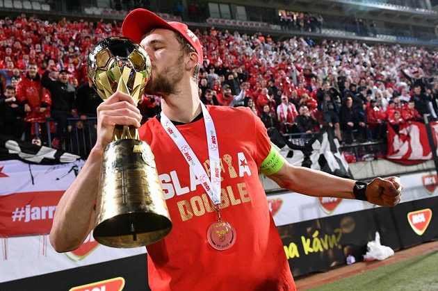 Střelec vítězného gólu Slavie Tomáš Souček ve finále MOL Cupu líbá vytouženou trofej.