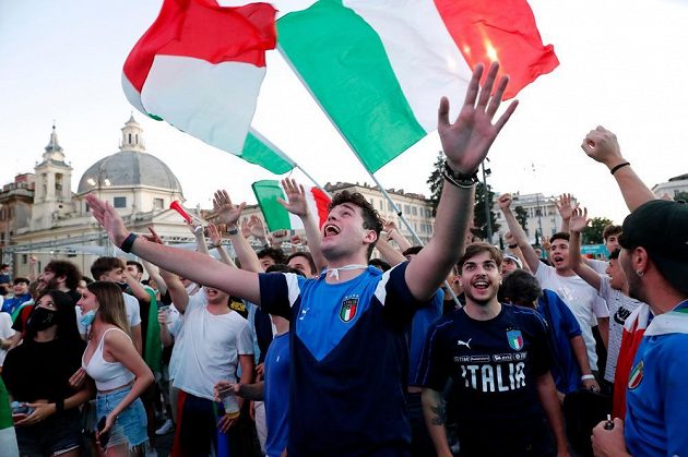 Fanoušci Itálie drží palce svému týmu v osmifinále EURO také na náměstí v Římě.