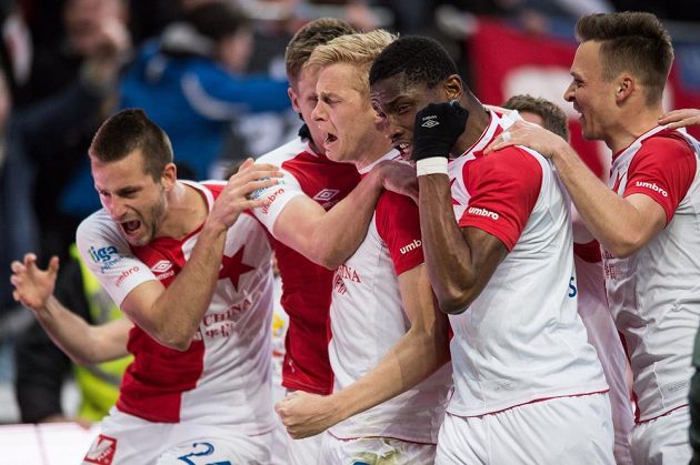Fotbalisté Slavie (zleva): Michael Lüftner, Milan Škoda, Michal Frydrych, Simon Deli a Stanislav Tecl oslavují jediný gól utkání 19. kola ePojištění.cz ligy proti Plzni.