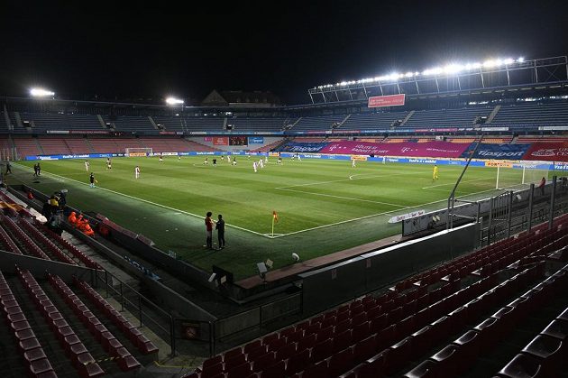 Kvůli trvajícím opatřením proti koronaviru se derby poprvé v samostatné historii hrálo bez diváků.