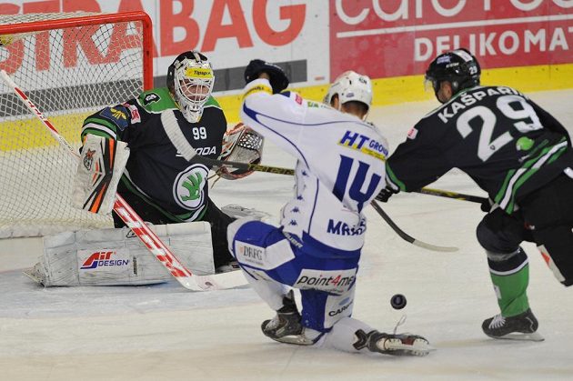 Zleva brankář Boleslavi Martin Růžička, útočník Komety Petr Mrázek a útočník Pavel Kašpařík.