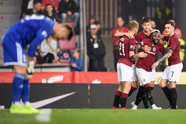 Zleva Martin Hašek, Adam Hložek, Guélor Kanga a David Moberg Karlsson oslavují gól na 2:0