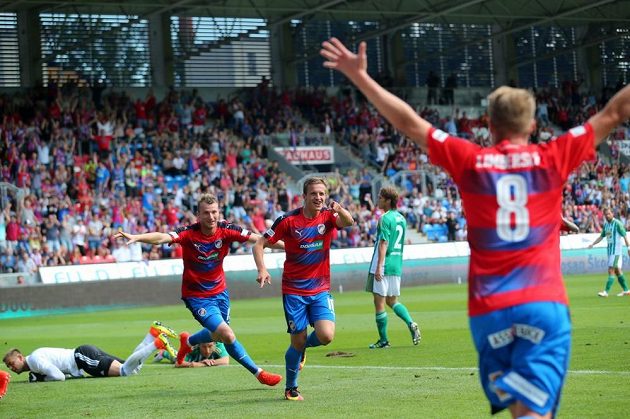 Jan Kopic (vpravo) právě překonal brankáře Budinského.