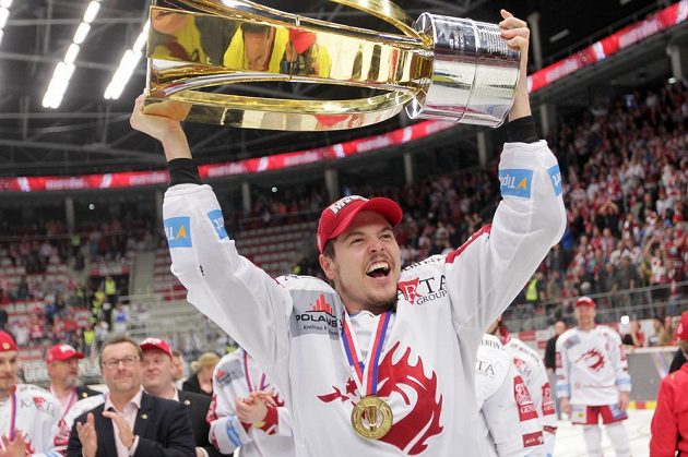 S Masarykovým pohárem pro vítěze extraligy se raduje třinecký útočník Aron Chmielewski.