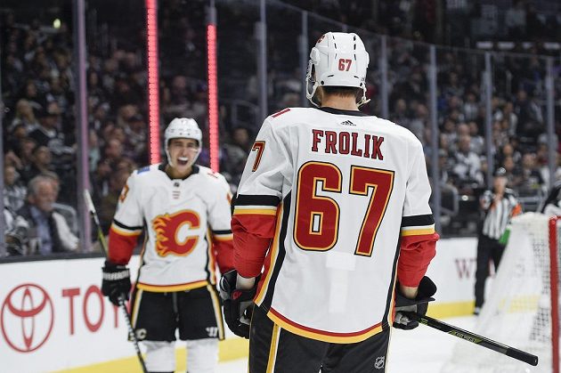 Hokejisté Calgary Flames slaví gól v utkání NHL na ledě Los Angeles Kings. Branku vstřelil český útočník Michael Frolík.