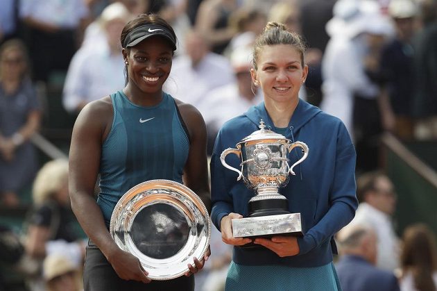 Obě účastnice finále dvouhry žen na French Open. Zleva poražená Američanka Sloane Stephensová, vpravo vítězka Simona Halepová.