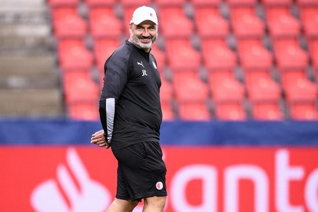 Trenér Slavie Praha Jindřich Trpišovský během tréninku před utkáním základní skupiny Ligy mistrů s Dortmundem.