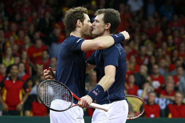 Bratři Andy (vlevo) a Jamie Murrayové oslavují výhru ve čtyřhře ve finále tenisového Davis Cupu proti Belgii.