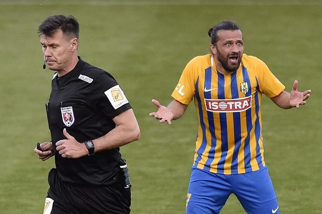 Zleva hlavní rozhodčí Pavel Franěk a Pavel Zavadil z Opavy, který se diví, proč nebyl uznán gól v nastavení proti Karviné.