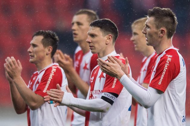 Fotbalisté Slavie Praha (zleva): Jan Bořil, Jiří Bílek a Jaromír Zmrhal děkují fanouškům za podporu.