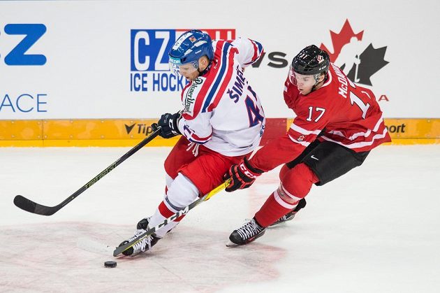 Český obránce Radim Šimek (vlevo) a kanadský útočník Connor McDavid během přípravného utkání v prařské O2 areně.