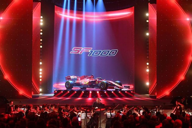 V divadle v Reggiu Emilia dnes stáj formule 1 Ferrari představila vůz pro novou sezonu