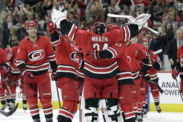 Radost v podání hokejistů Caroliny Hurricanes. Výhru slaví i český gólman Petr Mrázek.