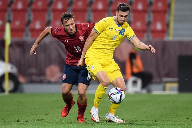 Spoluhráči ze Slavie Praha, Stanislav Tecl a Taras Kacharaba z Ukrajiny během přípravného utkání fotbalové reprezentace.