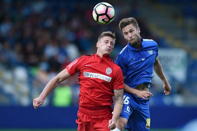 Igor Súkenník (vpravo) ze Slovanu Liberec a Radek Buchta ze Zbrojovky Brno v utkání čtvrtého ligového kola.
