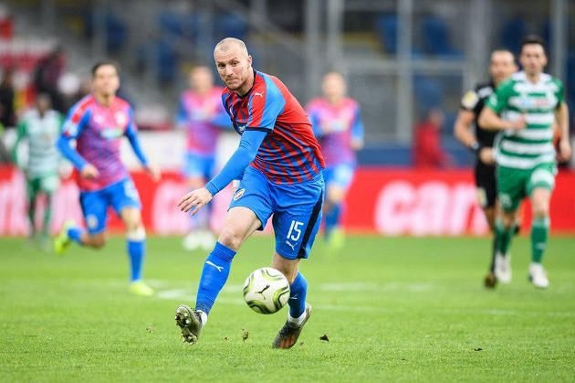Michael Krmenčík z Viktorie Plzeň během utkání 18. kola proti Bohemians 1905.