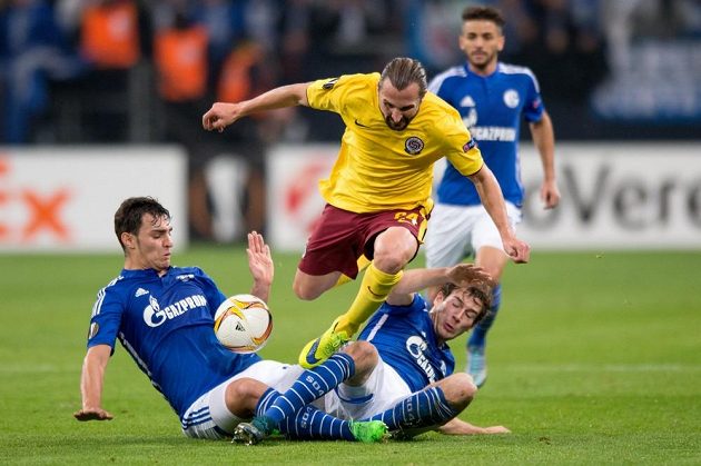 Petr Jiráček (ve žlutém) ze Sparty a Leon Goretzka (vpravo) a Kaan Ayhan ze Schalke