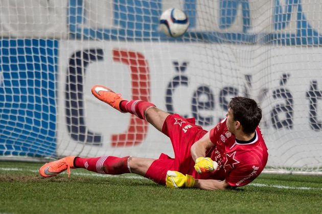 Brankář Slavie Jiří Pavlenka inkasuje z nařízené penalty v utkání v Mladé Boleslavi.