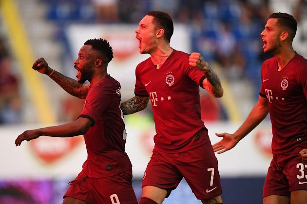 Radost sparťanských fotbalistů během finále MOL Cupu na hřišti Slovanu Liberec.