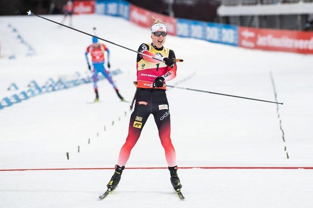 Norský biatlonista Johannes Boe oslavuje vítězství ve stíhacím závodě Světového poháru v Novém Městě na Moravě.