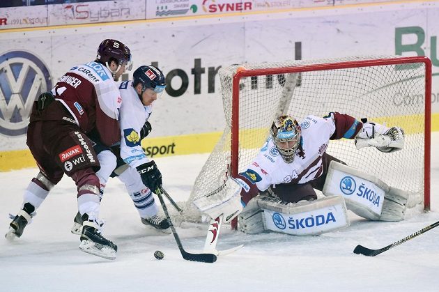 Daniel Špaček (uprostřed) z Liberce a brankář Tomáš Pöpperle a Vladimír Eminger (vlevo) ze Sparty Praha.