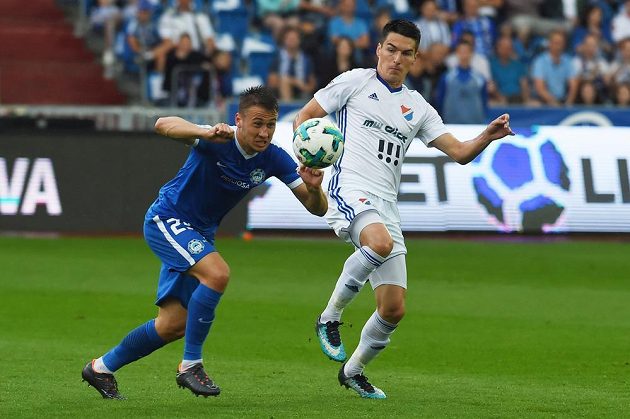Liberecký Filip Havelka se dere v utkání 28. kola k míči, zastavit se ho snaží ostravský Robert Hrubý.