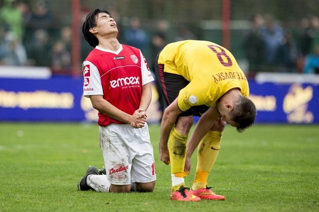 Střelec vítězného gólu Kim Te-won (vlevo) z Pardubic a sparťanský záložník Marek Matějovský po skončení úvodního osmifinálového duelu MOL Cupu.