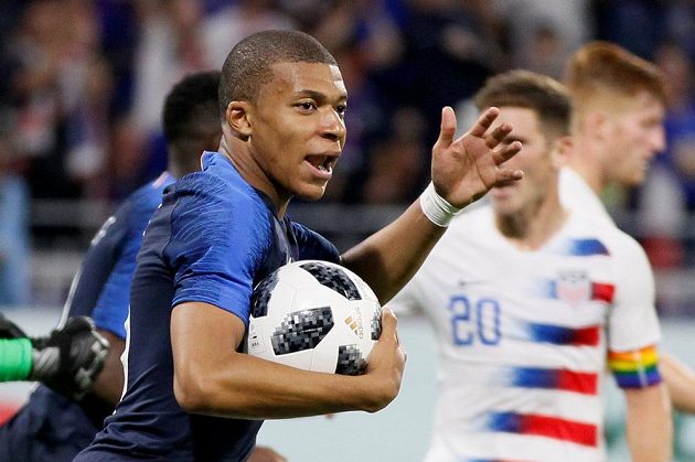 Francouzský útočník Kylian Mbappe spěchá na polovinu hřiště poté, co vstřelil gól do sítě USA.
